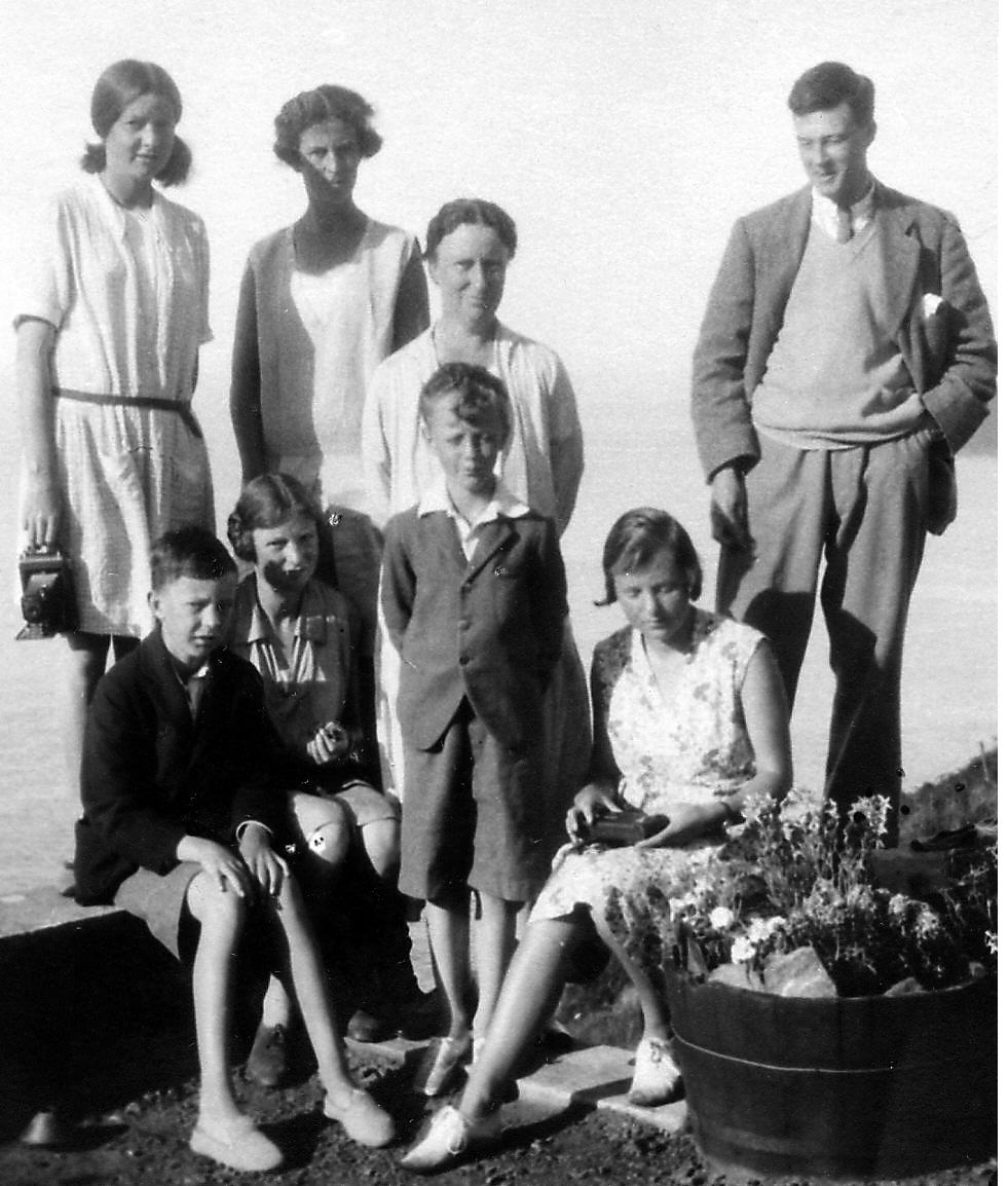 Back row L to R: Alice, Kirstie, Granny Ruth, Robin M. Front row L to R: John, Elizabeth, Bobby and Peggy