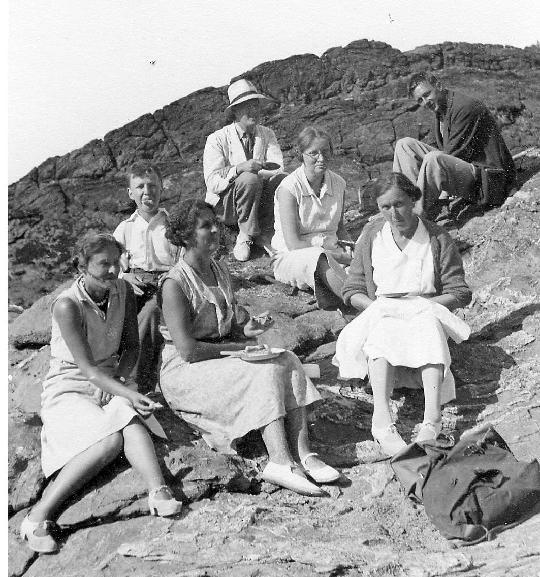 L to R: Alice, Bobby, Kirstie, Robin (with hat), Elisabeth, Peggy  and David  (Robin's brother)